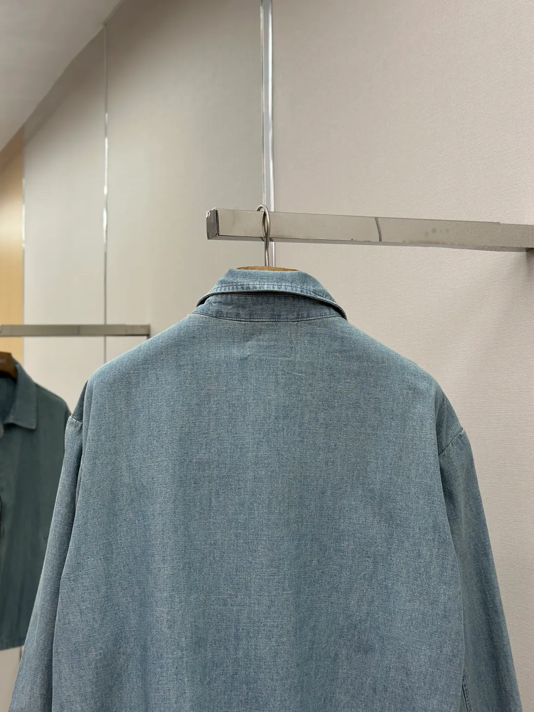 P490 Ralph Lauren colorful embroidered denim jacket. Custom dyed cloud-like plain cotton denim. Soft and silky. Comfortable and close to the skin. Mist-like indigo. A denim poem dyed with time. The exquisite colorful pony logo on the left chest jumps into indigo. It is highly recognizable. It brings an atmosphere of freedom and vitality. A symphony of pure and smart colors. The neckline is neatly folded. The details that are captured at a glance are critical. Reconstruct the classic with a neat version. Even walking with a designed sense of calmness. Process 1: Using imported machine embroidery technology, using advanced computer control systems and precision mechanical components to achieve colorful pony embroidery operations with high precision and smooth and delicate lines. Process 2: Template machine bag opening. The preset template guides the position, shape and size of the bag opening. The accuracy ensures the quality of the bag opening effect. Process 3: The hem is made in one go using a three-needle waist-drawing machine. The machine's special needle position and feeding mechanism are used. The elastic band and the fabric are sewn together in the same process. The three-needle design is stronger and can evenly distribute pressure to ensure that the elastic band and the fabric are closely adhered. Process 4: Use the washing and frying process. Prioritize the special desizing agent. Then soak the fabric in it and evenly starch it. After desizing, finally rinse. The workmanship is extremely complex and the loss is high. Accessories: Customized Ralph Lauren engraved buckle. Customized Ralph Lauren bronze zipper. Customized Ralph Lauren trademark. Version: Fitted fit Sizes: S M L XL